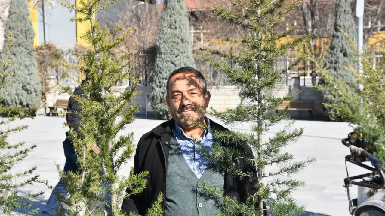 Karapınar’da yeşil seferberlik: 1 saatte 4 bin fidan dağıtıldı