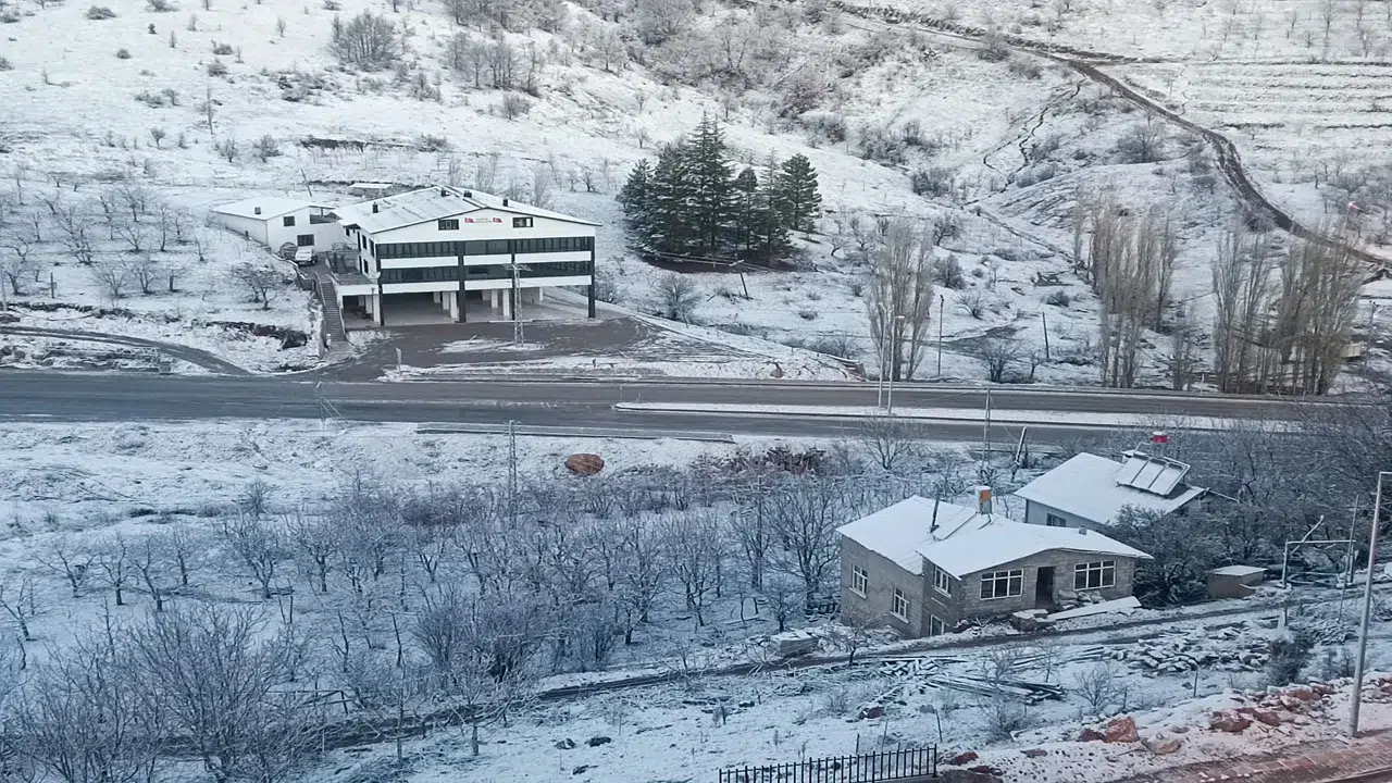 Konya'da Nisan ayına saatler kala beyaz sürpriz: Kar yağışı etkili oldu