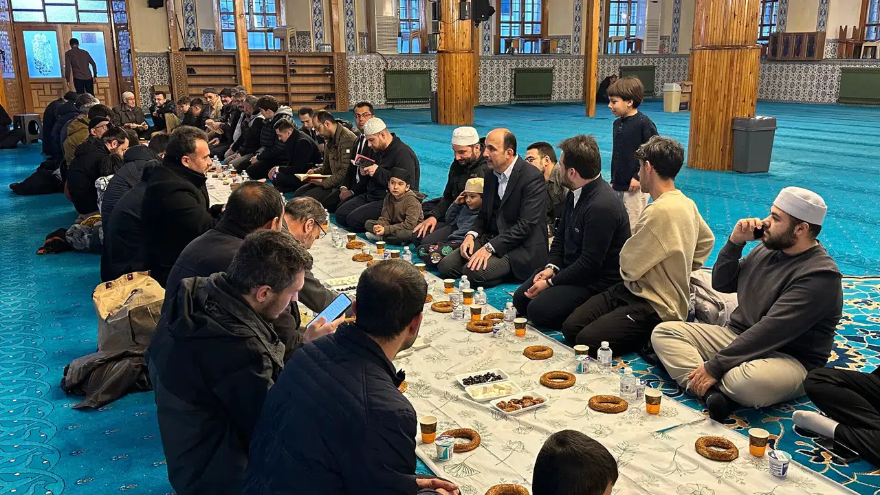 Konya'daki bu iftarın menüsünde simit, hurma, zeytin ve  peynir var