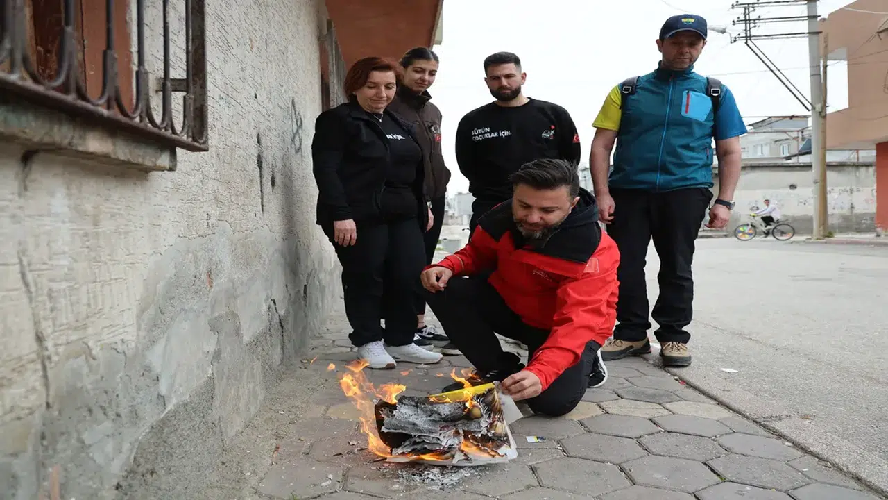 Mahallenin bakkal borcunu ödeyip, veresiye defterini yaktı