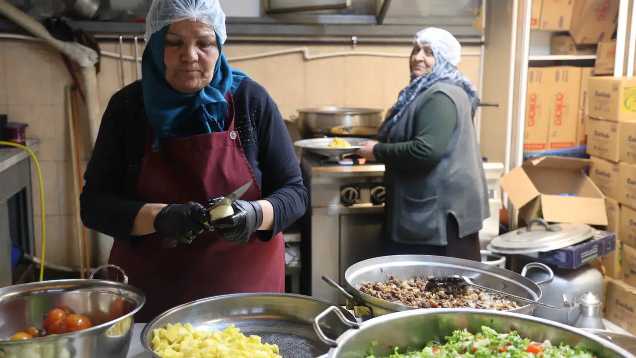 Konyalı emekli öğretmen aşevinde kimsesizlere  anne  oldu