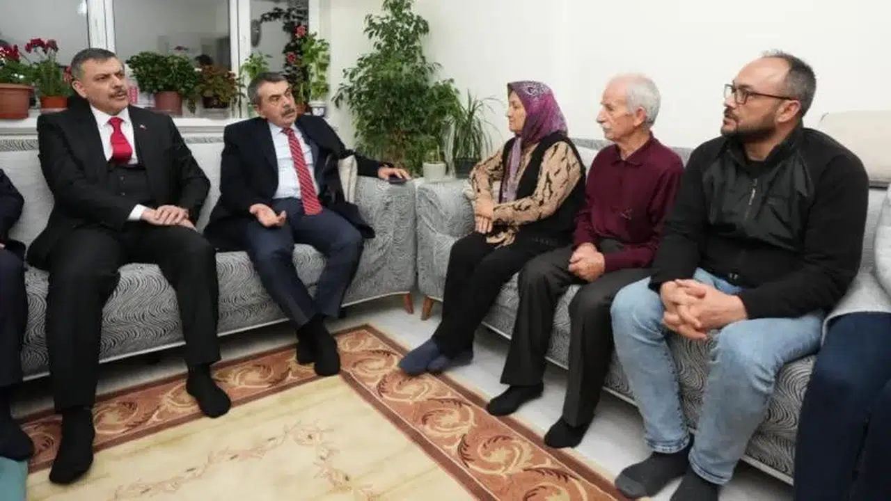 Konya'da hüzünlü buluşma: Bakanlardan öldürülen öğretmenin ailesine taziye