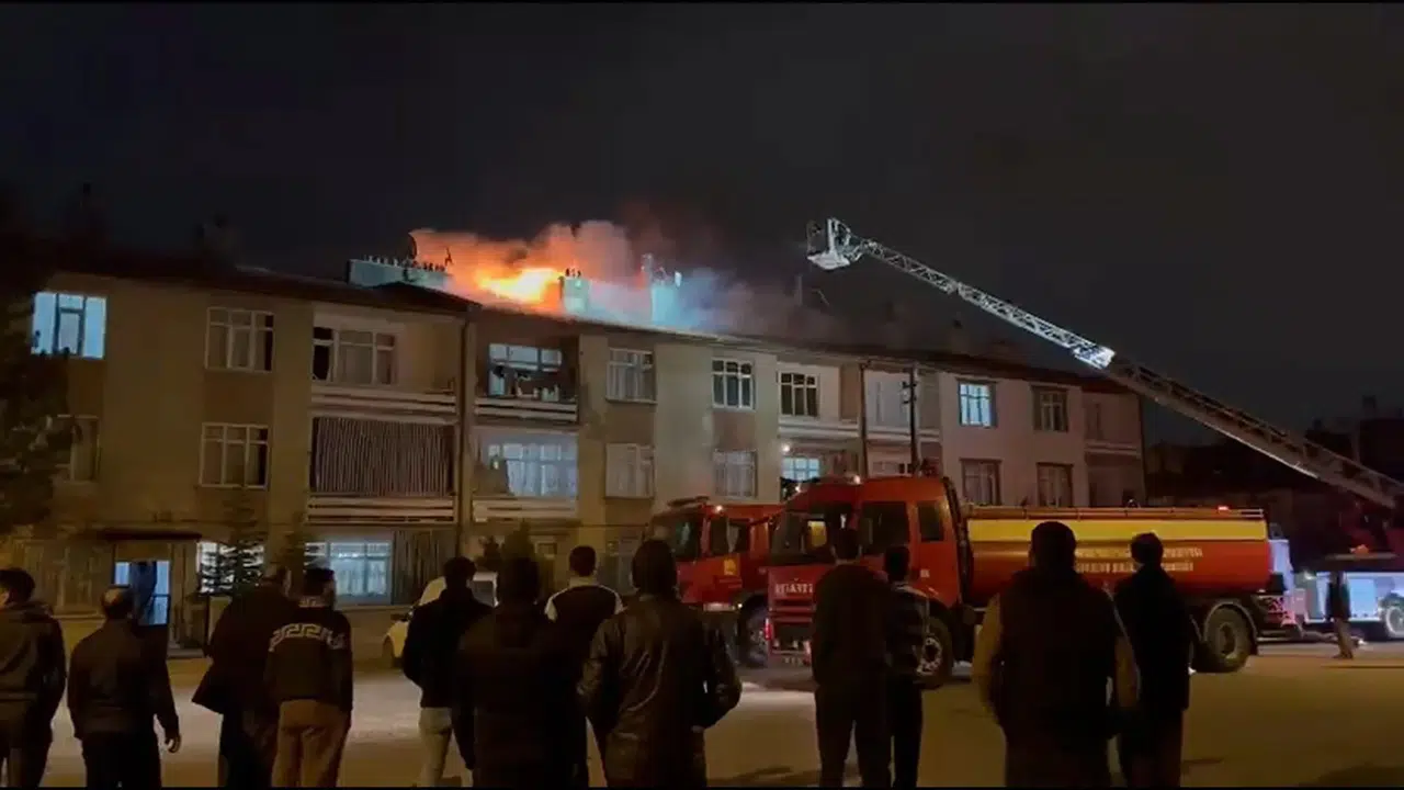 Konya'da gece yarısı yangın paniği: Ekipler seferber oldu