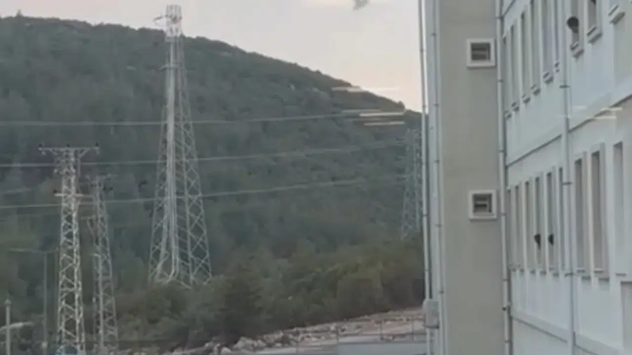 Korku dolu anlar kötü son: Yurdun camına çıkan genç hava yastığına atladı