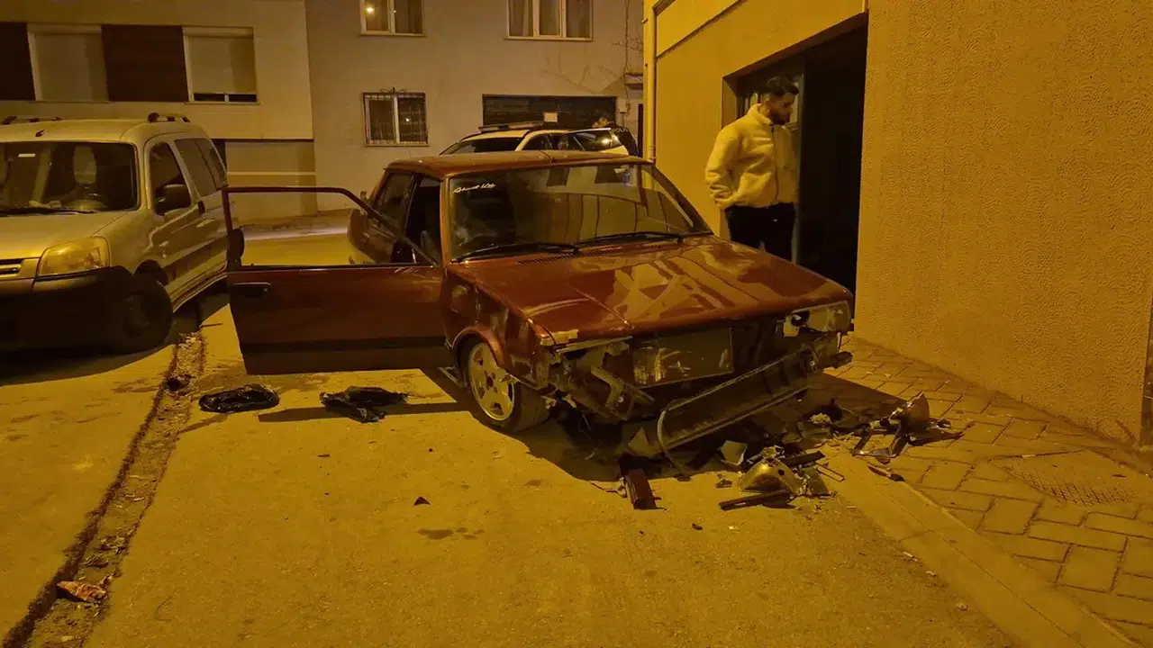 Sevgilisinden ayrılan genç sokak ortasında aracını parçaladı