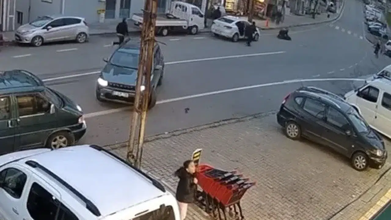 Otomobilin çarptığı genç kadın metrelerce savruldu: O anlar kamerada