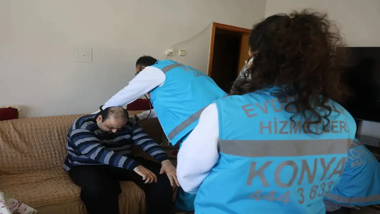 Türkiye'ye örnek: Konya'da evden çıkamayan engelli hastalara evde sağlık raporu hizmet