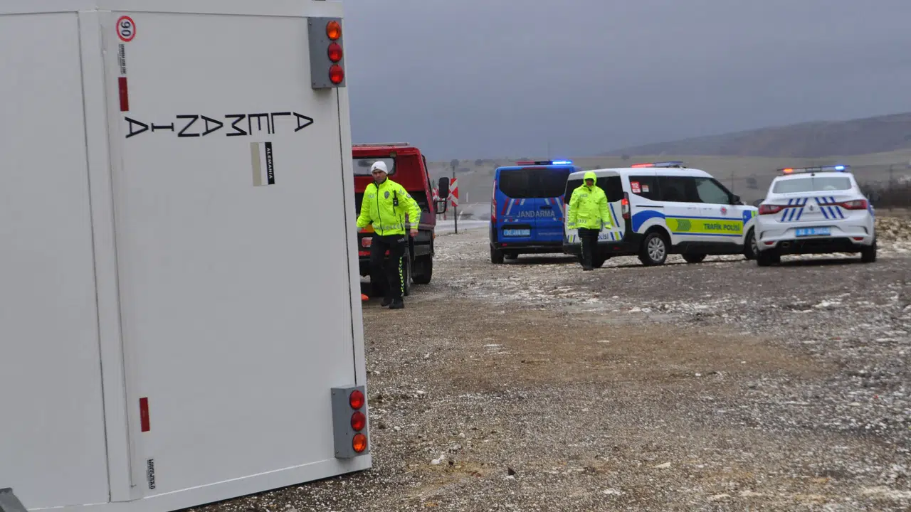 Alman turistler Konya yolunda kaza yaptı: Ortalık savaş alanına döndü