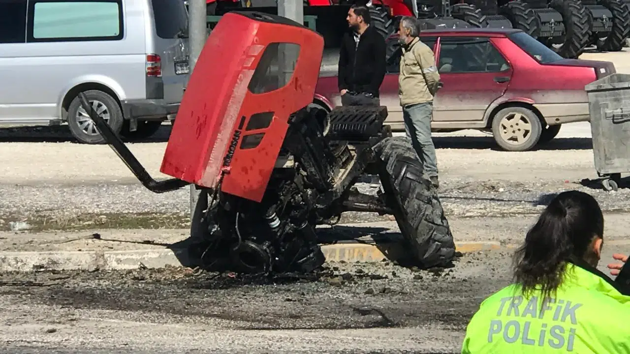 Konya'da tırın çarptığı traktör ikiye bölündü: Sürücü yaralı kurtuldu