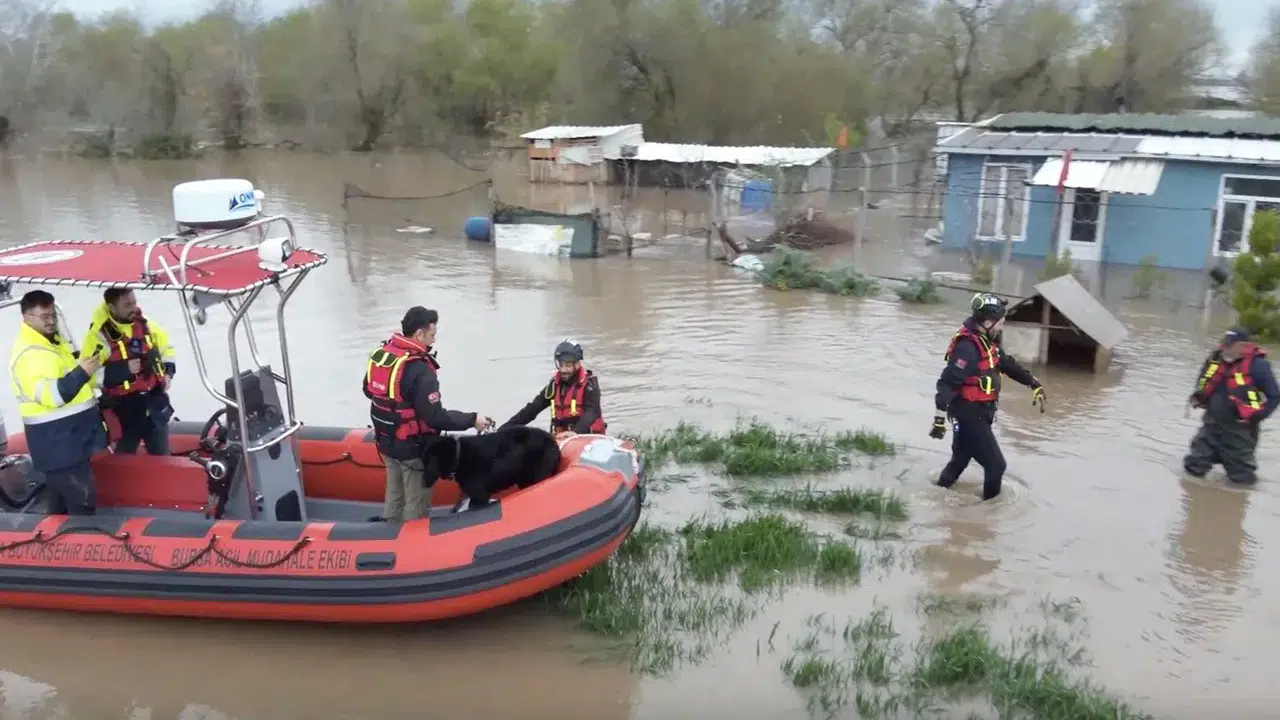 Bağ evinde sular altında kaldılar: Nefes kesen kurtarma operasyonu