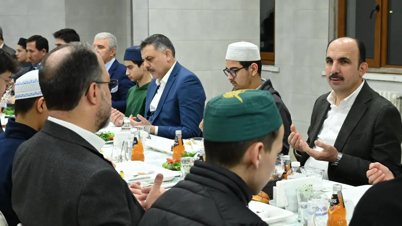 Kabinenin hafız bakanı, Konya'da 45 yıl önceki anılarını tazeledi