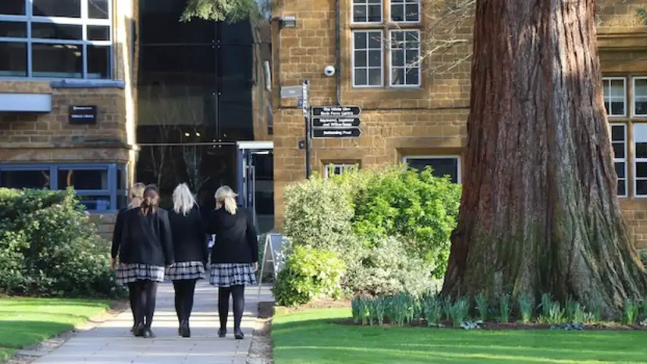 Ekonomik kriz aileleri zorluyor: İkinci el okul üniforması sistemi başlatıldı