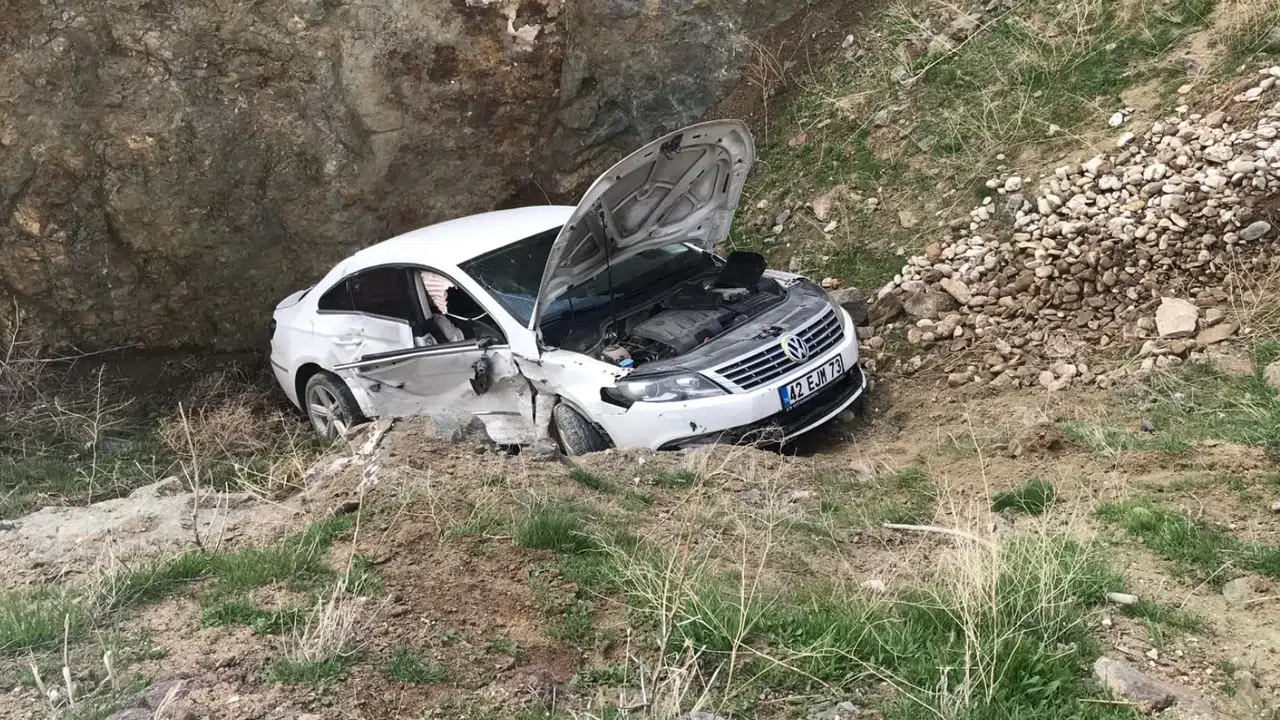 Konya'da park halindeki araca çarptıktan sonra şarampole uçtu