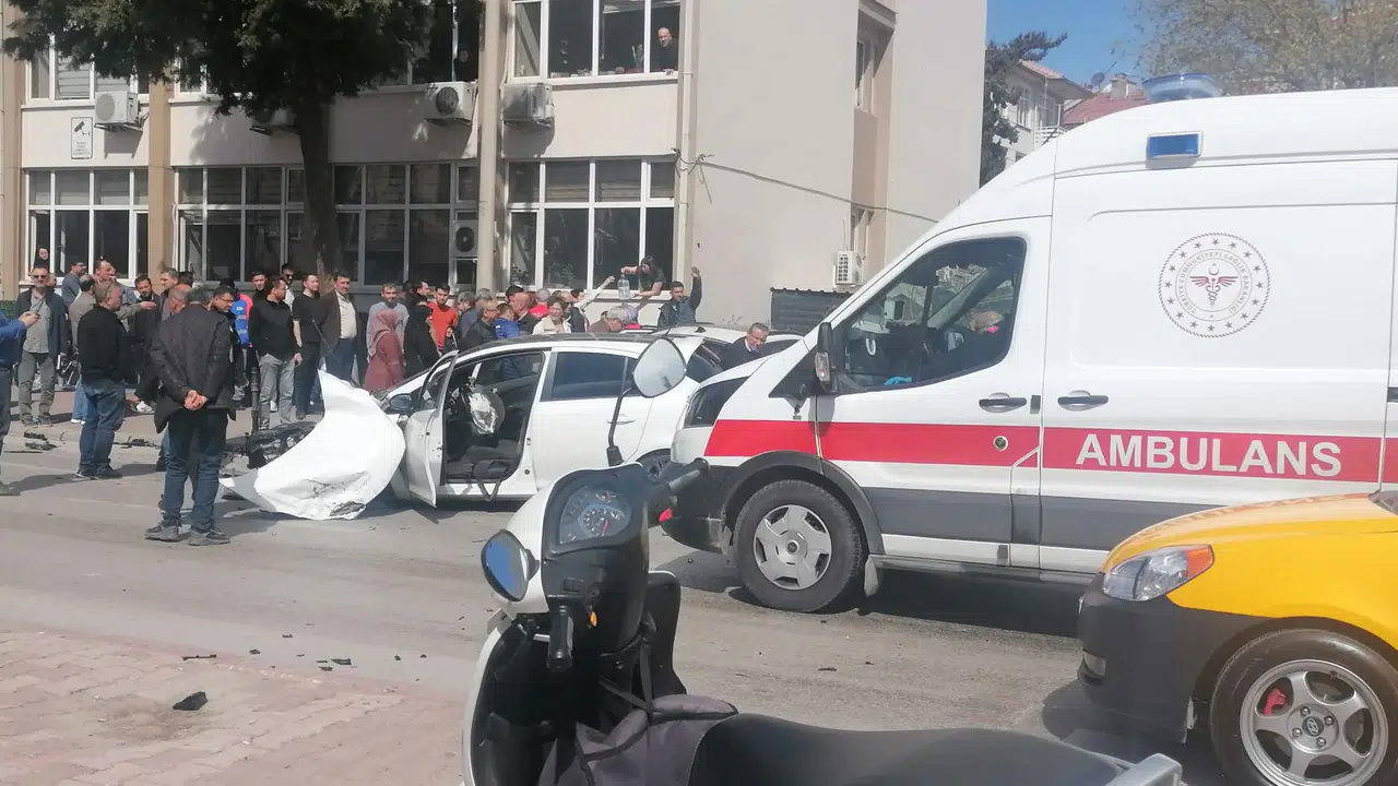 Konya'da korkutan kaza: Merkez caminin önü savaş alanına döndü