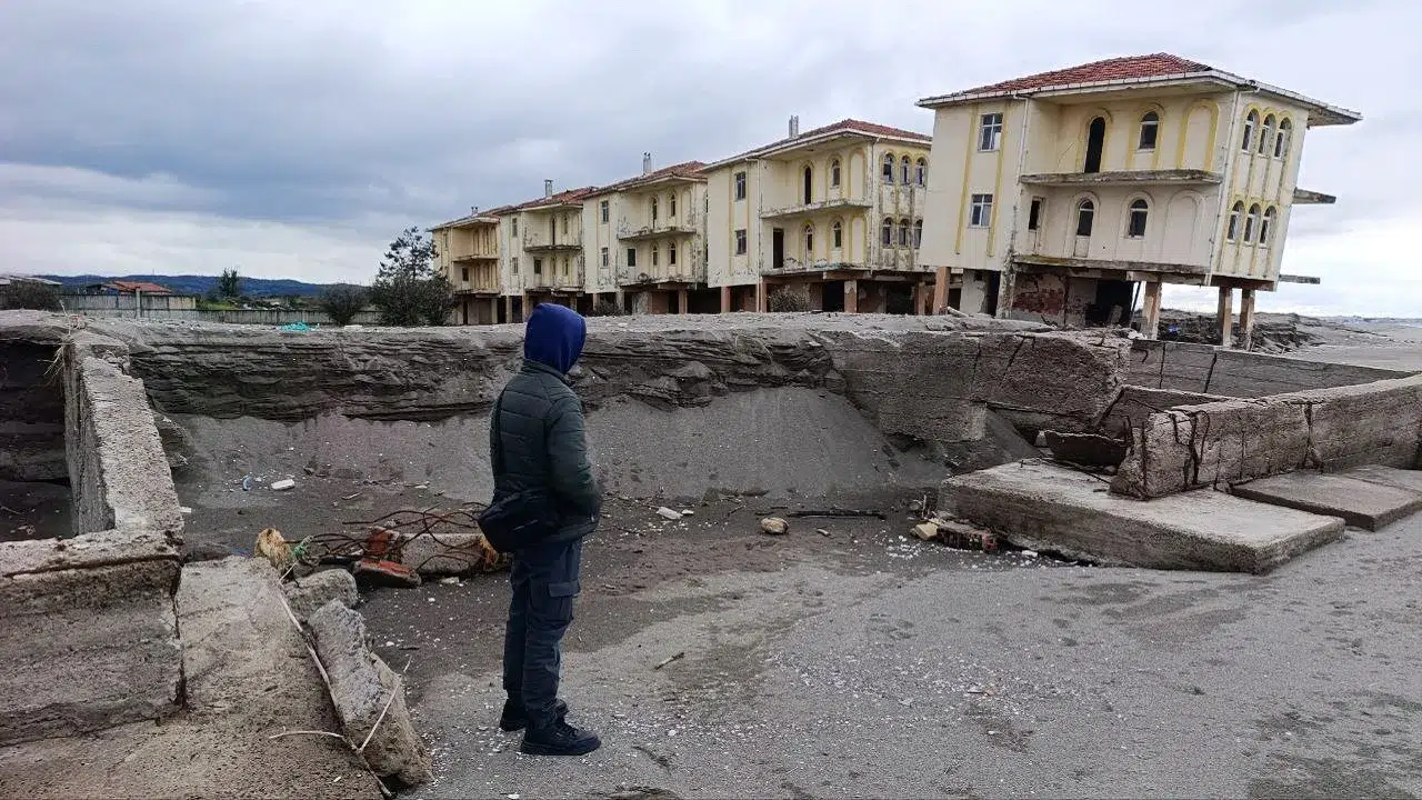 Korkunç görüntü: Deniz 100 metre içeri girdi milyarlık villalar çöktü