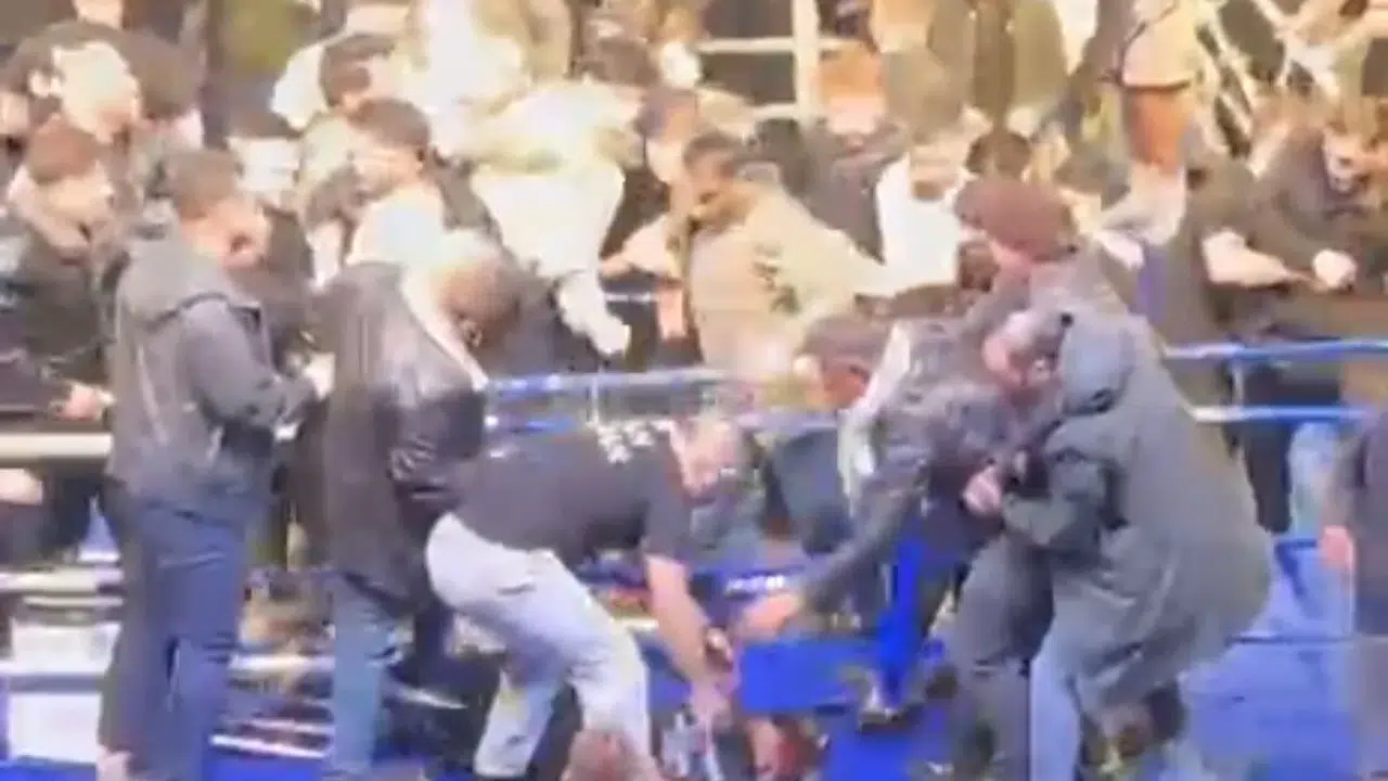 Türk ve Rus boksörlerin kavgasında ortalık savaş alanına döndü