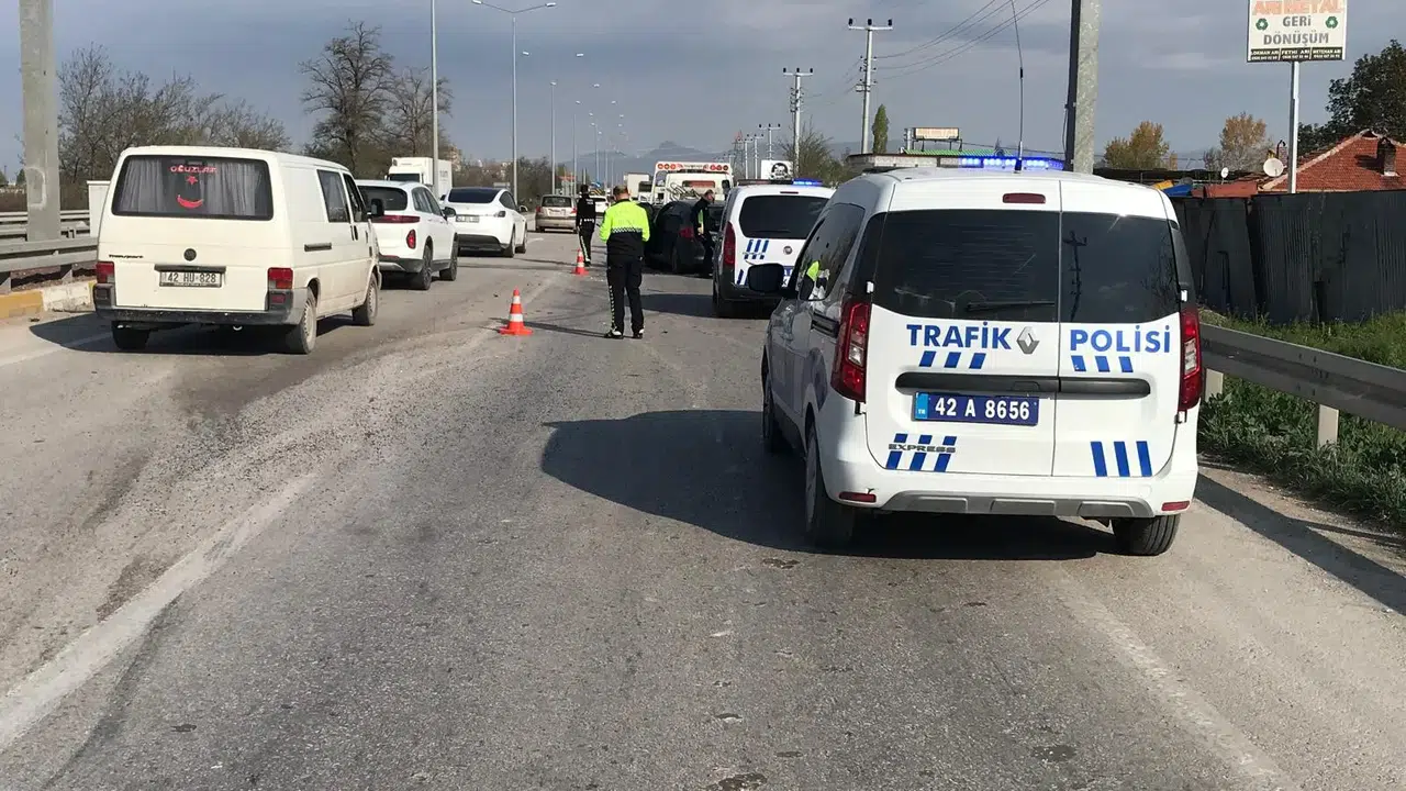 Konya'da 3 araç kazaya karıştı: Çok sayıda yaralı var