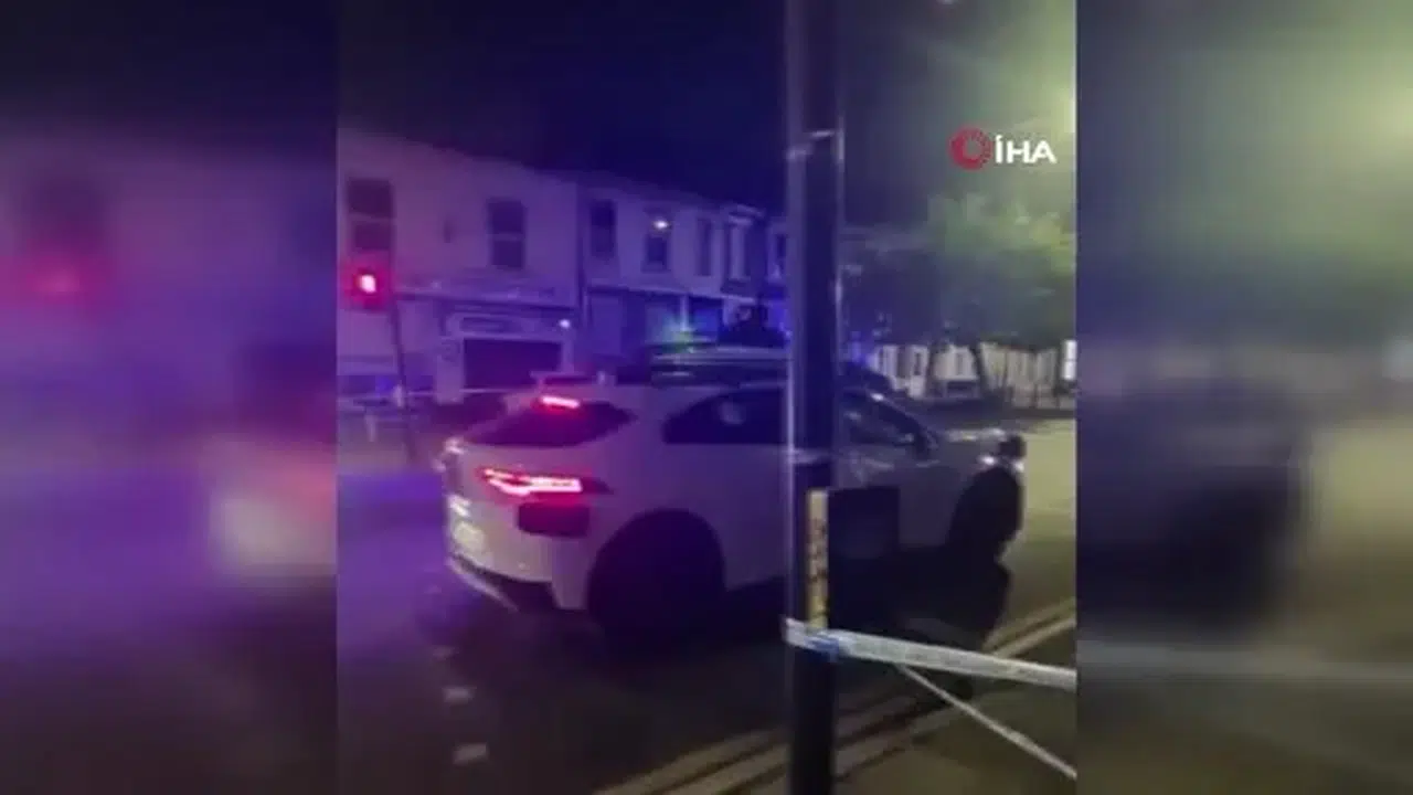 Sürücüsüz taksi : Polisin güvenlik şeridi çektiği olay yerine daldı