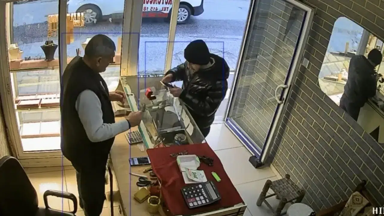 Kuyumcuya müşteri gibi girip yüzük çaldı: O anlar kamerada