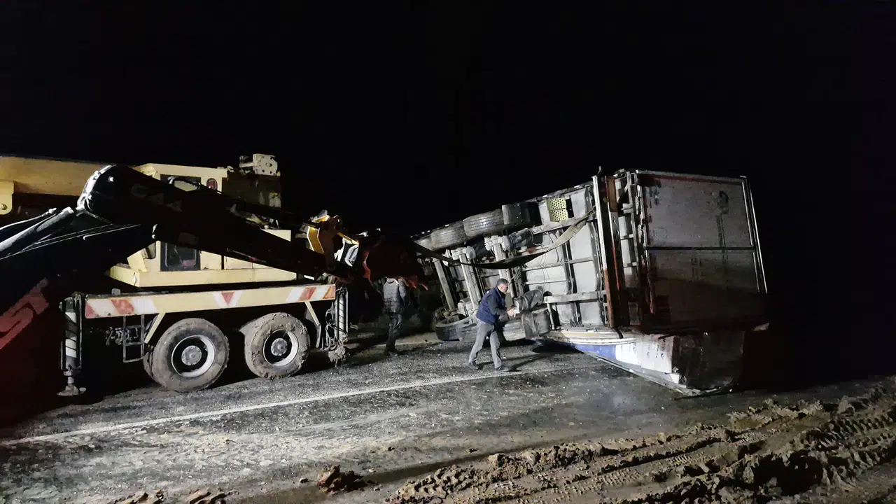 Tır kaydı trafik saatlerce kapalı kaldı: Ortalık savaş alanına döndü