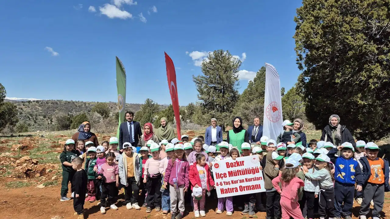 Konya'daki minik öğrenciler fidanları topraklarla buluşturdu