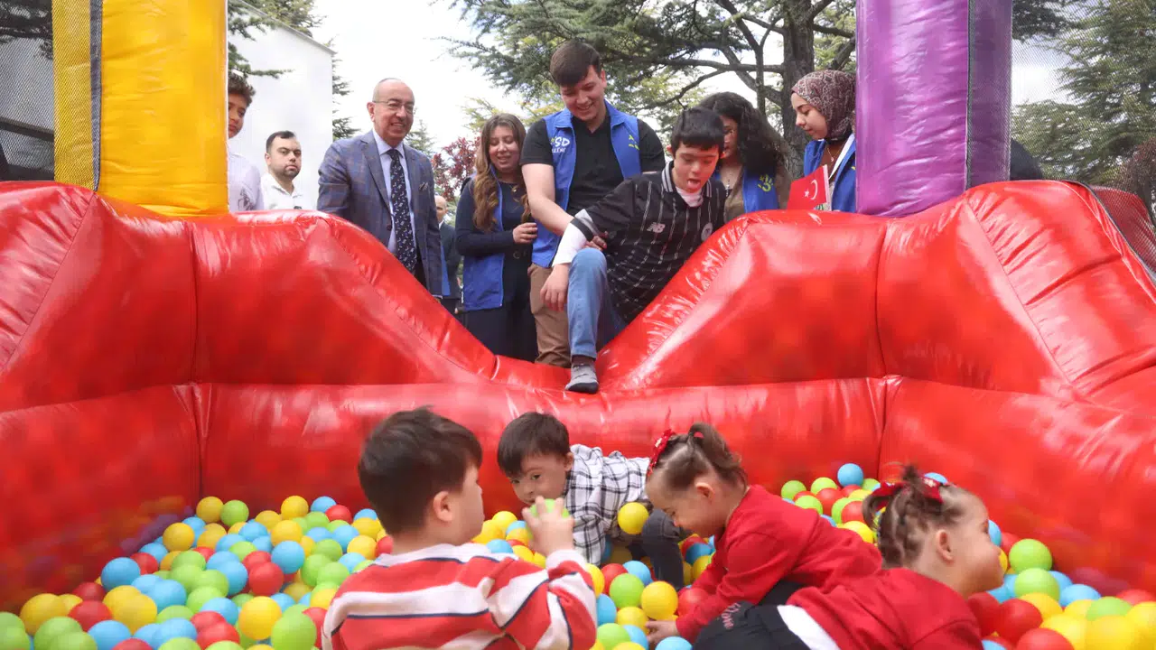 Konya'da en özel 23 Nisan: Özel çocuklarda büyük mutluluk