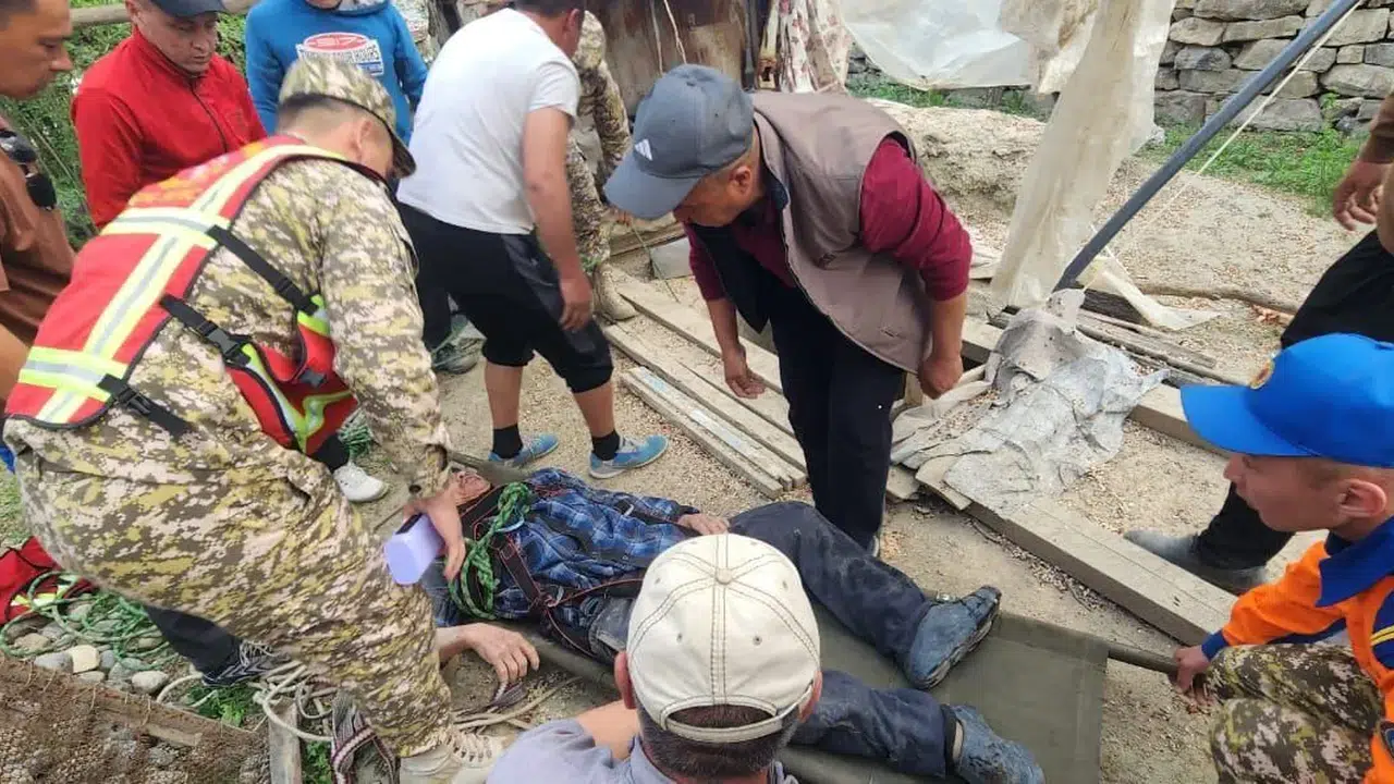 Yaşlı adam 18 metre derinliğindeki kuyuda 16 gün mahsur kaldı