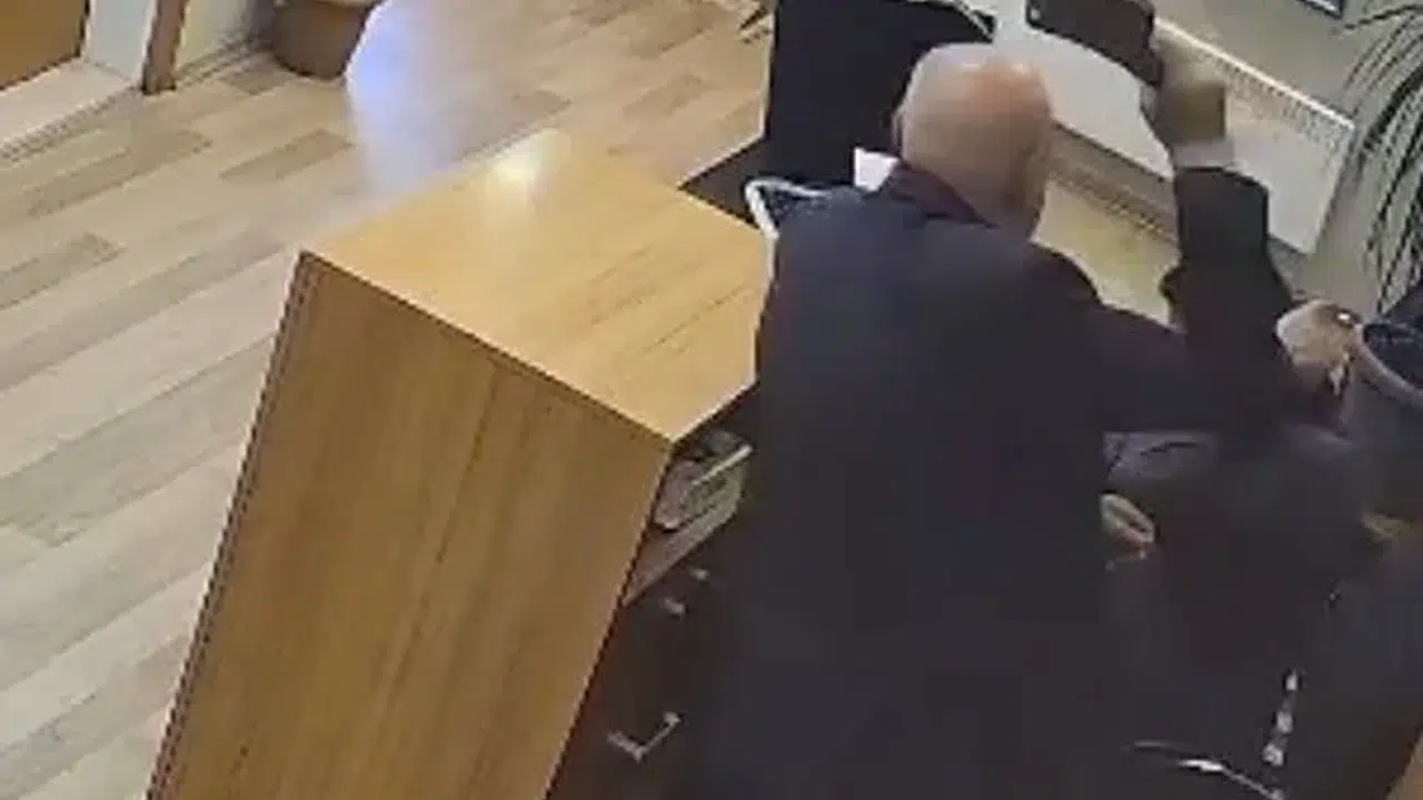 Belediye personeline satırla saldırı anı kamerada