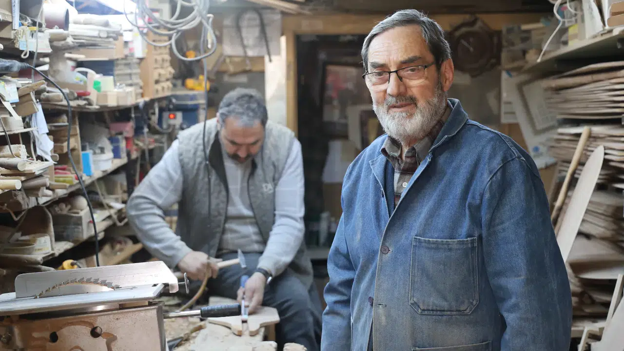 Konya'da sırt sırta veren baba ve oğlu ahşap sanatını yaşatıyor