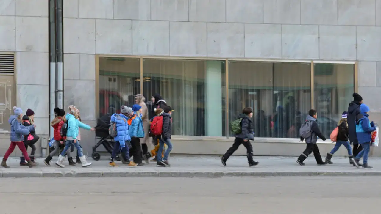 Kitaplara dönüş: Okullarda dijital öğrenmeden vazgeçiyor