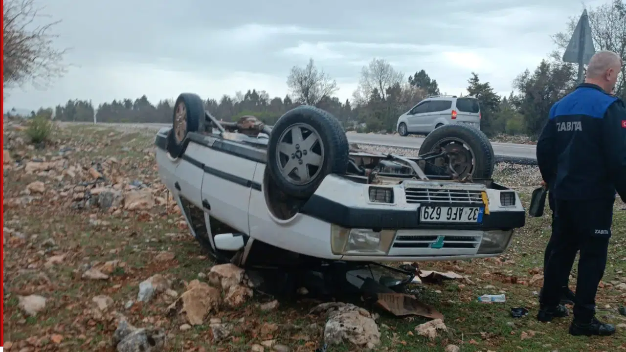 Konya'da araziye devrilen otomobilden yara almadan çıktılar