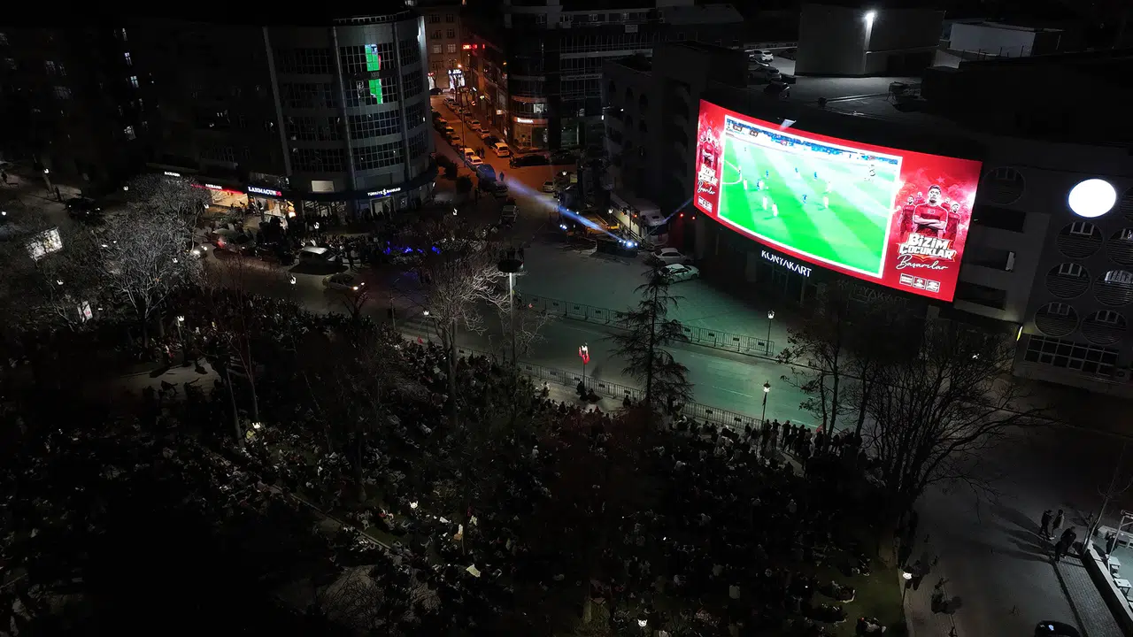 Konya'da yer gök inledi: Dev ekranda Milli heyecan yaşandı