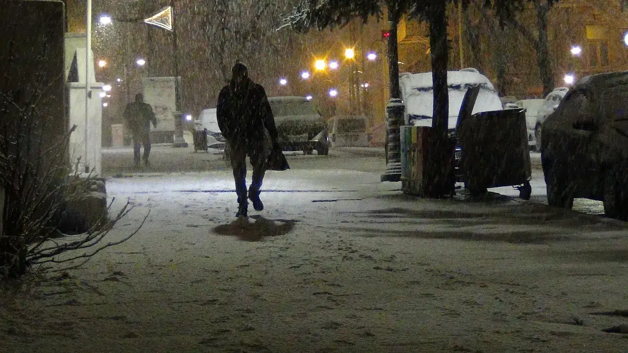 Nisan'da kara kış: Kar yağışı kenti beyaza bürüdü