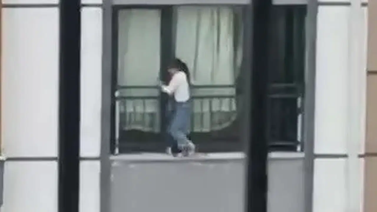 Camdan çıkarak korkulukta gezindi: O kız çocuğu yürekleri ağza getirdi