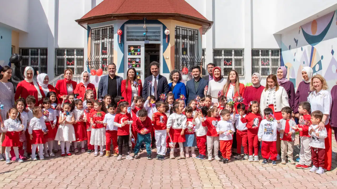 Rektör Yılmaz, miniklerin 23 Nisan sevincine ortak oldu