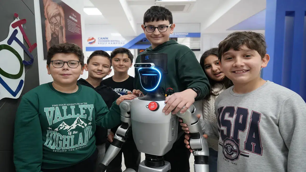 Türkiye'nin nüfusa kaydedilen ilk robotu şimdi de işe başladı