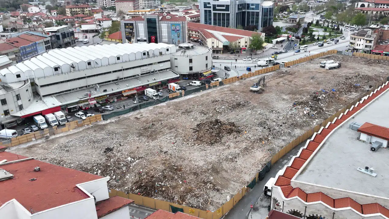 Konya’ya değer katacak dönüşüm: Ömrünü tamamlayan binalar yıkıldı