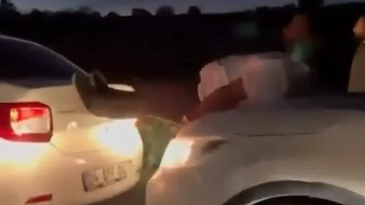 Görenler şok oldu: Halat bulamayınca iki aracın arasına insan koydular