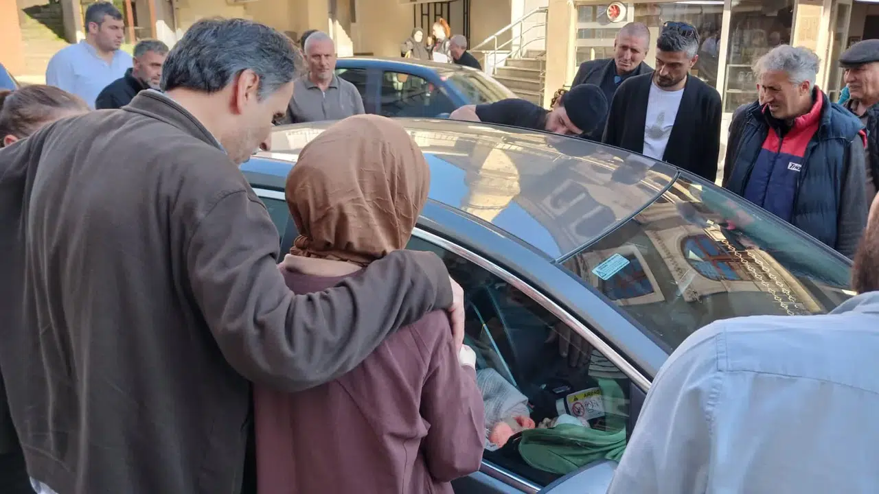 Kapılar 3 aylık bebeğin üzerin kilitlendi: Anne şok yaşadı