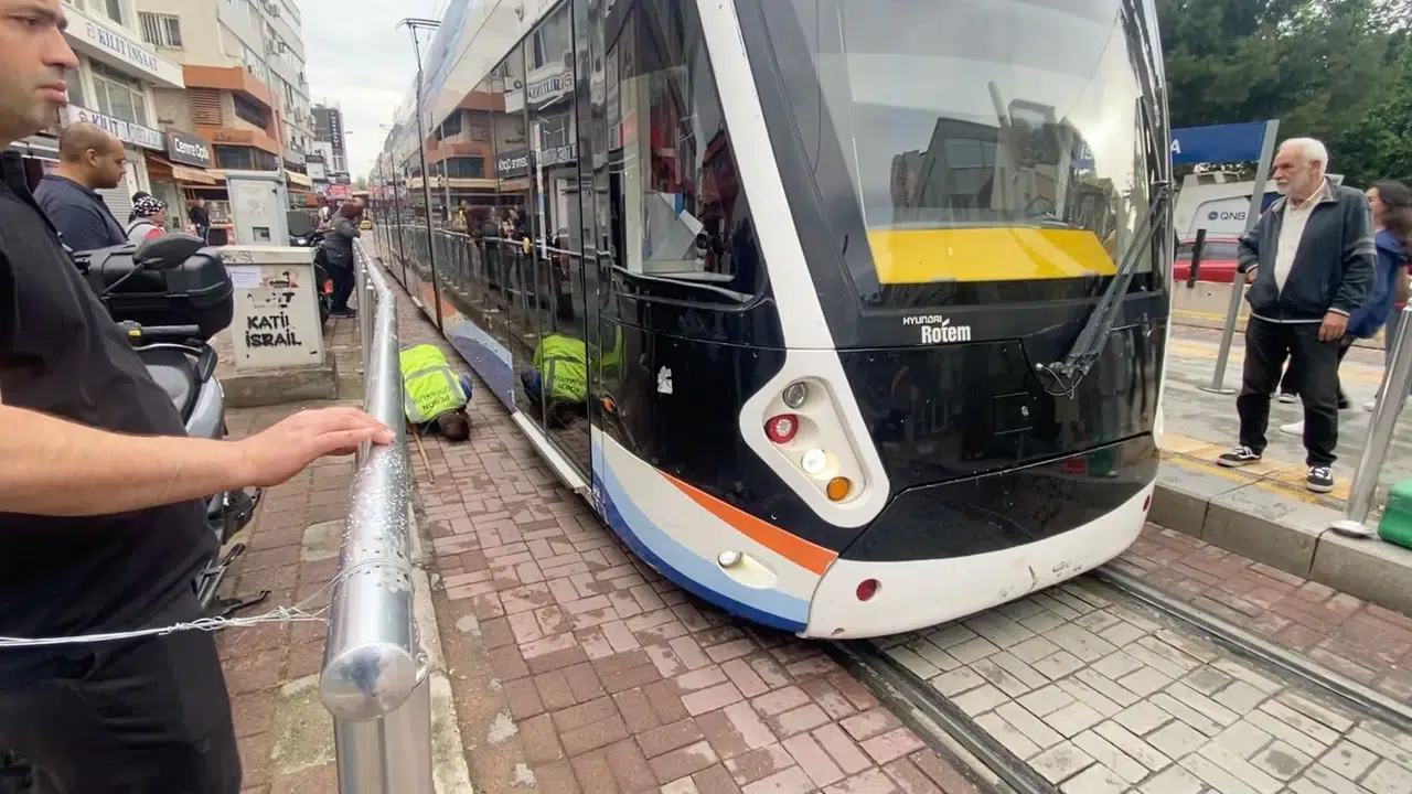 Tramvayın altına girdi: Seferler durdu herkes seferber odu