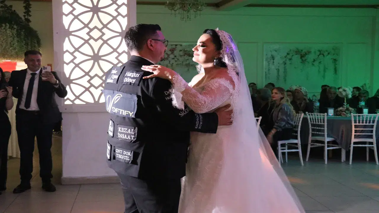 Sıra dışı damat: Düğün masrafını düşürmek için herkesi şaşırttı