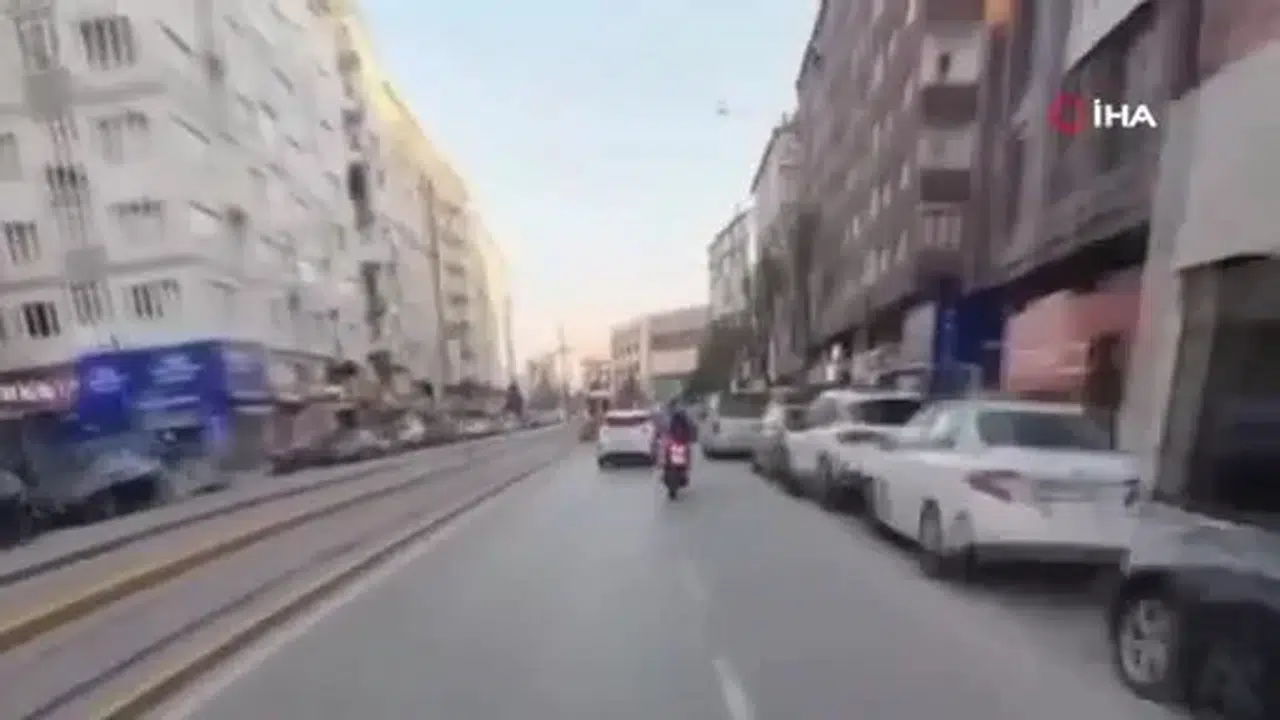 Kamera çekiyor mu  dedikten saniyeler sonra böyle kaza yaptı