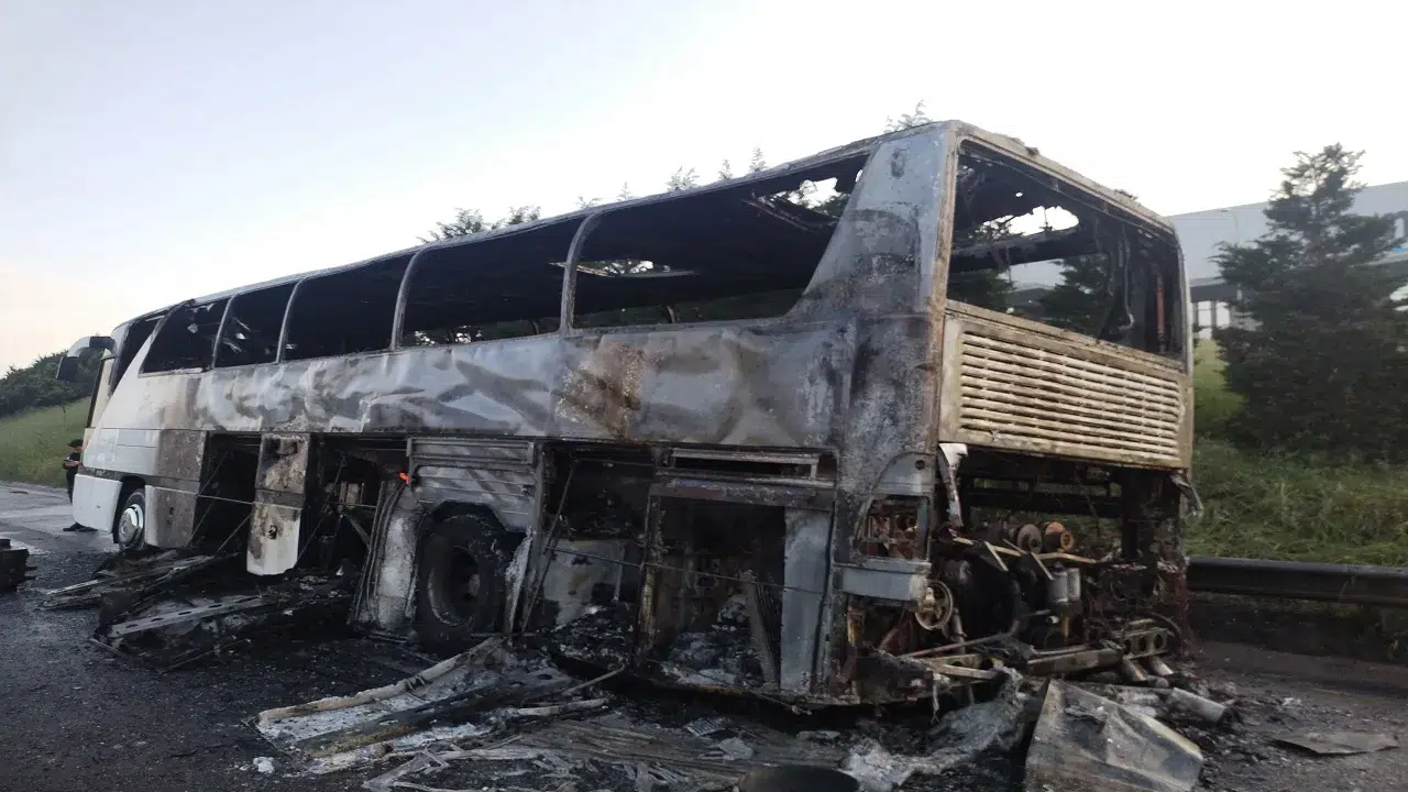 Tur otobüsü alev alev yandı: Faciayı şoför önledi