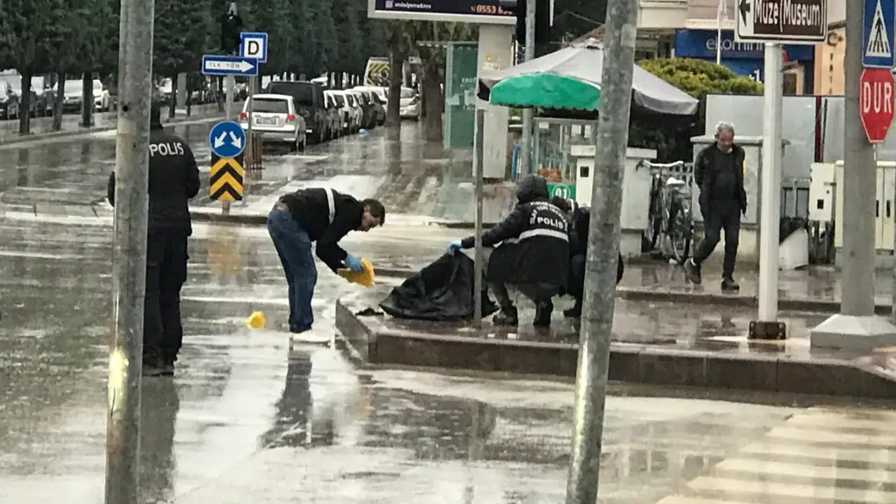 Konya’da motosikletlerle kuyumcu soygunu: Kaçarken kaza yaptılar