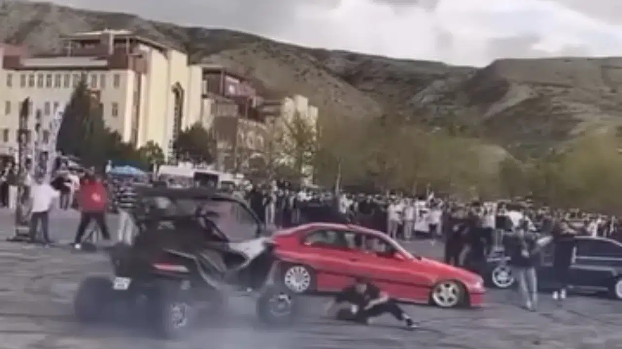 Modifiye araç fuarı: Drift atan sürücü görevliye böyle çarptı