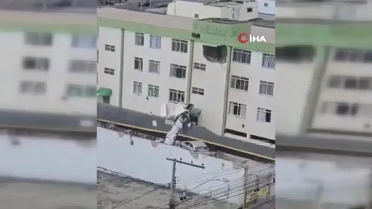 Uçak apartmana çarptı: 4 yaralı