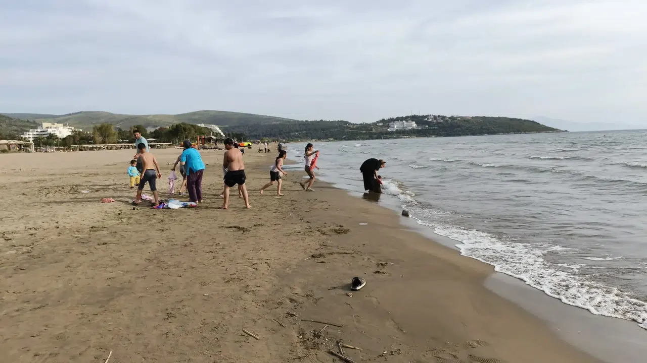 Deniz sezonu açıldı: Sıcak havayı hisseden vatandaş dalgalara koştu