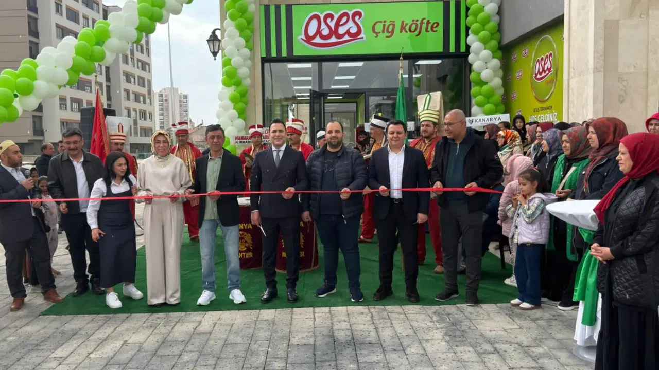 Ünlü çiğ köfte markasının yeni şubesinde kurdele kesildi