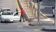 Trafikte önünü kestikleri sürücüye bıçak ve kılıçlı saldırdılar