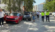Arabasını park etmeye çalışırken 5 aracı pert etti